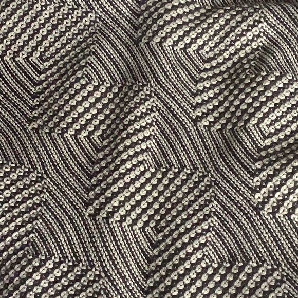 Patterned black and white wrap - Picture 6 of 7